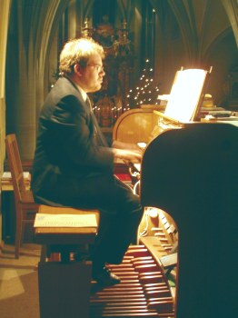 Michael Seibel an der Hess-Orgel