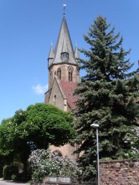 Die Kirche von der Wieslocher Straße aus gesehen