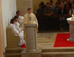Neupriester Joachim Maier bei der Predigt